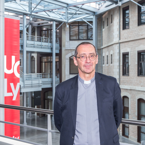 Olivier Artus, recteur de l'UCLY, sur le campus Carnot