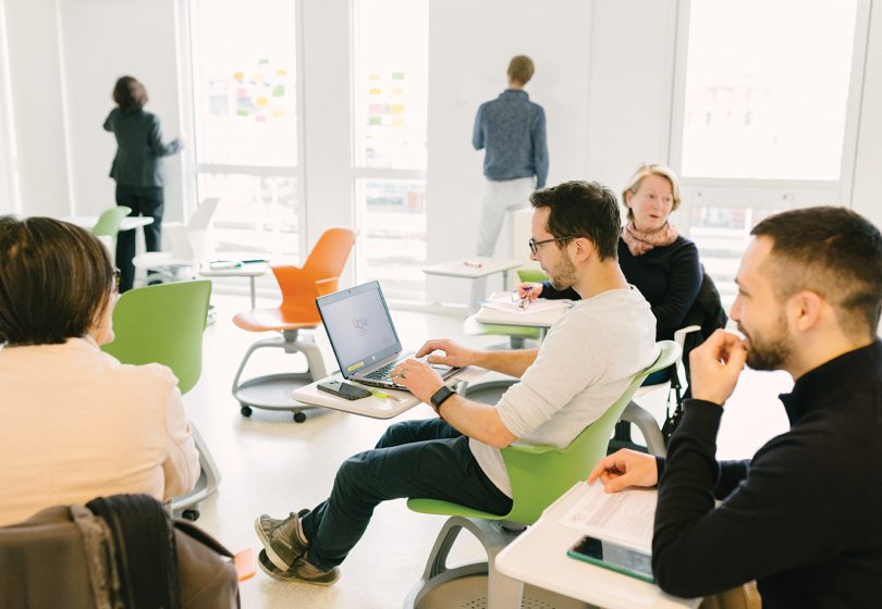 Adultes en formation en salle de coworking