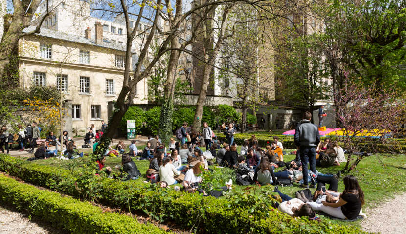 Etudiants assis sur le campus de l'ESQESE Paris