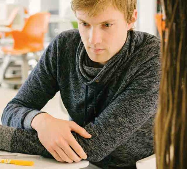 header - Jeunes étudiants concentrés