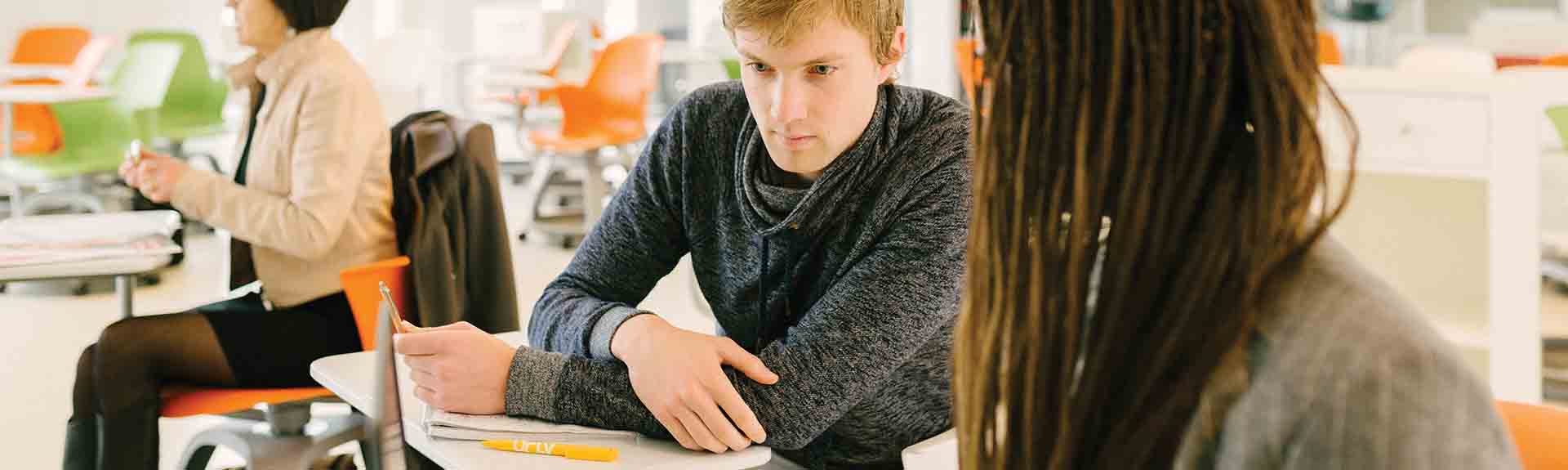 header - Jeunes étudiants concentrés