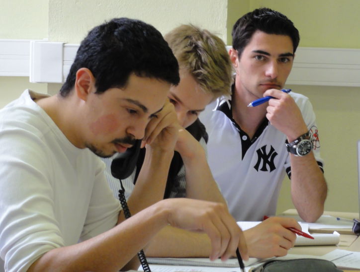 Gestion de Projet - Pédagogie inversée - Etudiant au téléphone