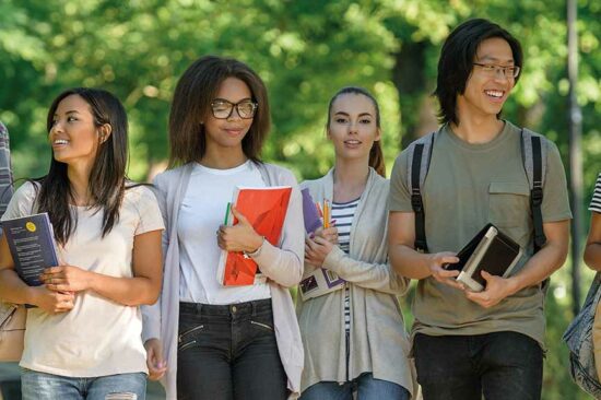 header - étudiants marchant dans un parc en souriant