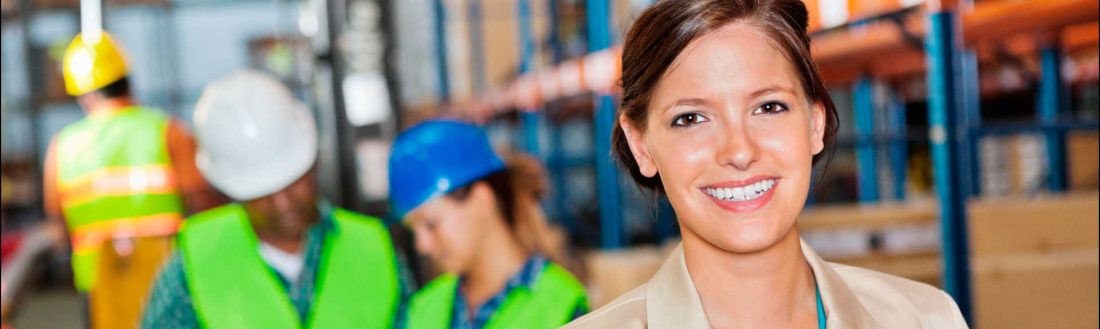 Header - Femme au travail dans une entreprise QSE