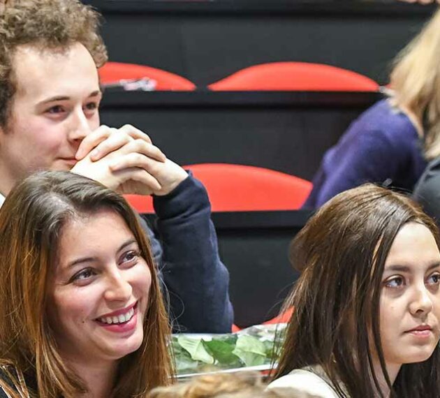 Cérémonies des lauriers de lettres et langues, groupe d'étudiants en amphi