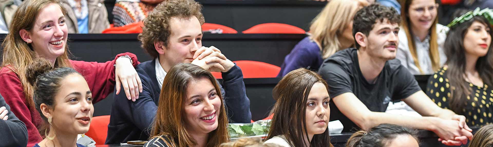 Cérémonies des lauriers de lettres et langues, groupe d'étudiants en amphi