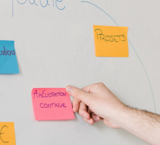 header - etudiants QSE accrochant des post-it sur tableau