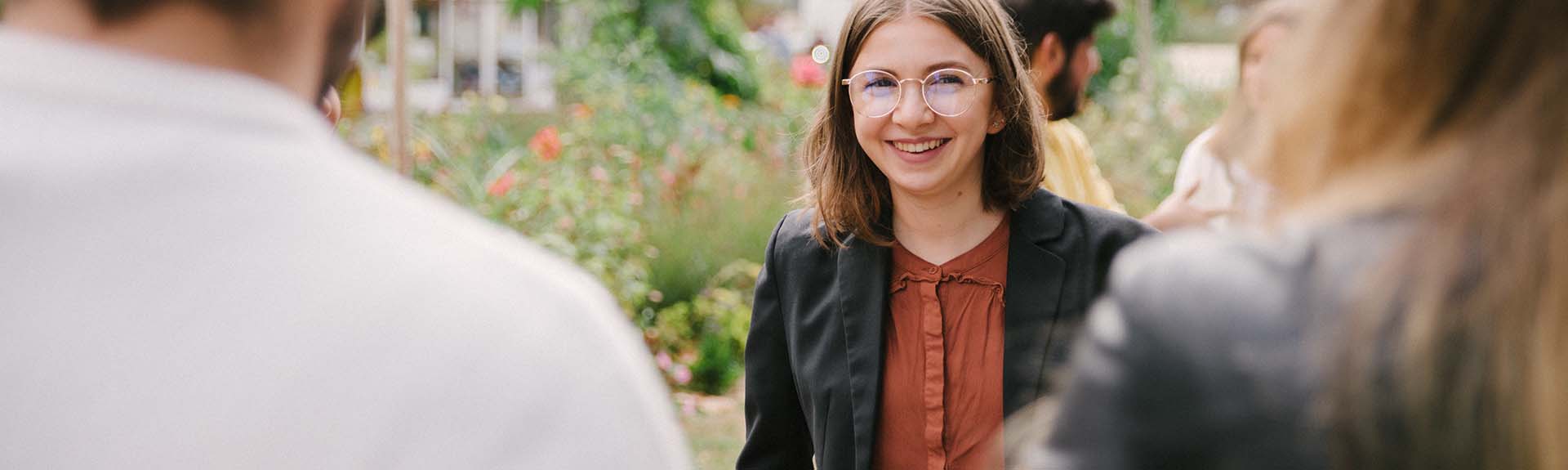 header - étudiante souriant en extérieur