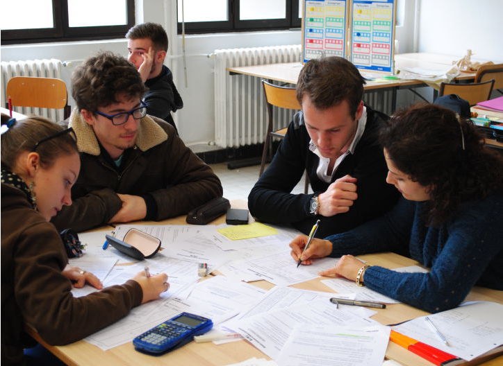 Gestion de projet - Etudiants en groupe autour d'une table travaillant