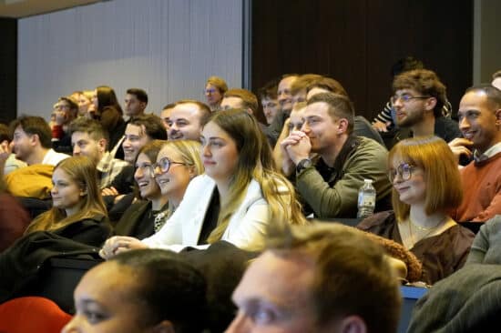 Cérémonie de remise des diplômes - sourire diplômés